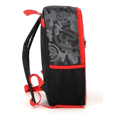 Mochila Luxcel Enaldinho infantil preta vista em ambiente escolar